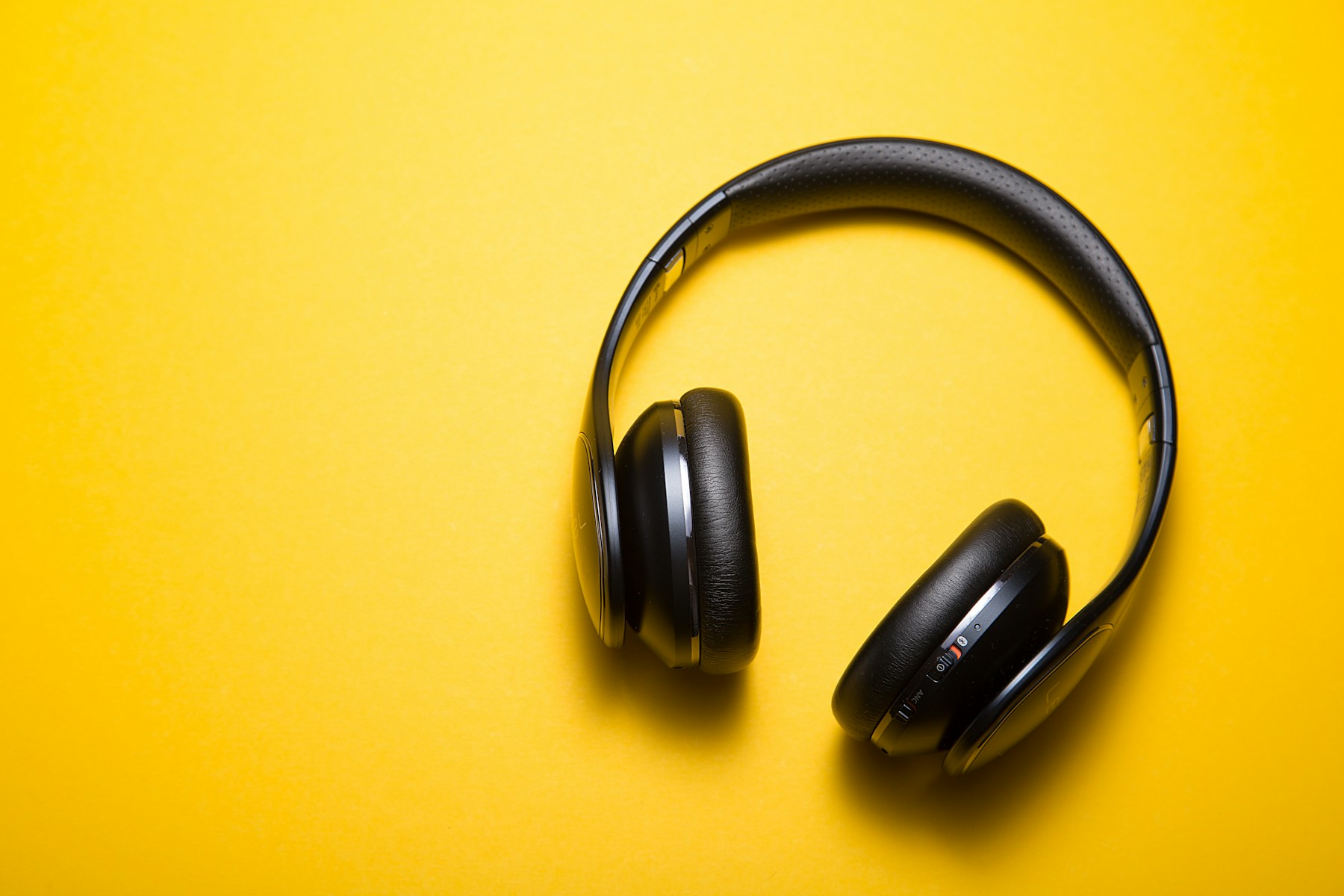 AURIS One black over-ear headphones