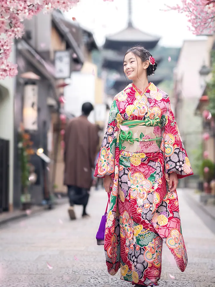 A woman in a floral kimono walking up the lane below Yasaka Pagoda in Kyoto